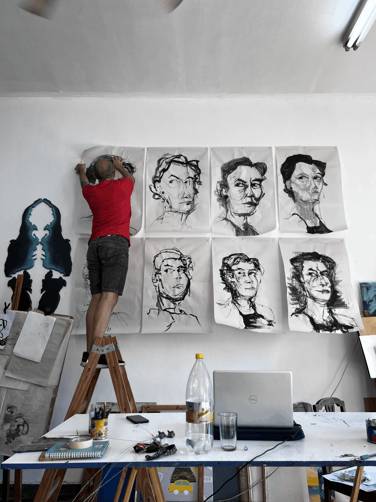 Docente en clase de dibujo